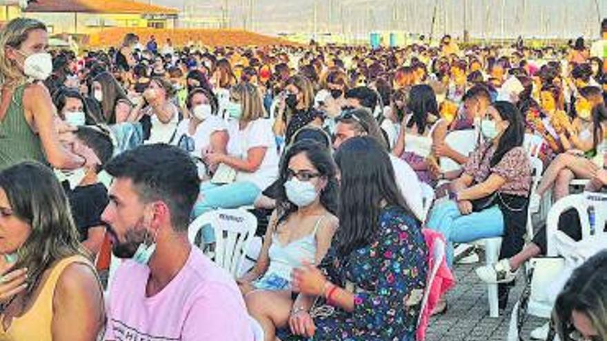 El público esperando por el colombiano Sebastián Yatra, que actuó en concierto en la zona portuaria. |   //  M.M.