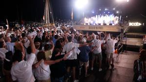 El públic de les havaneres de Calella de Palafrugell fent onejar els mocadors durant el cant dEl meu avi