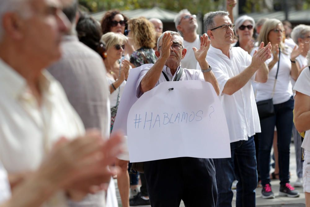 Concentración en València por el diálogo en Cataluña