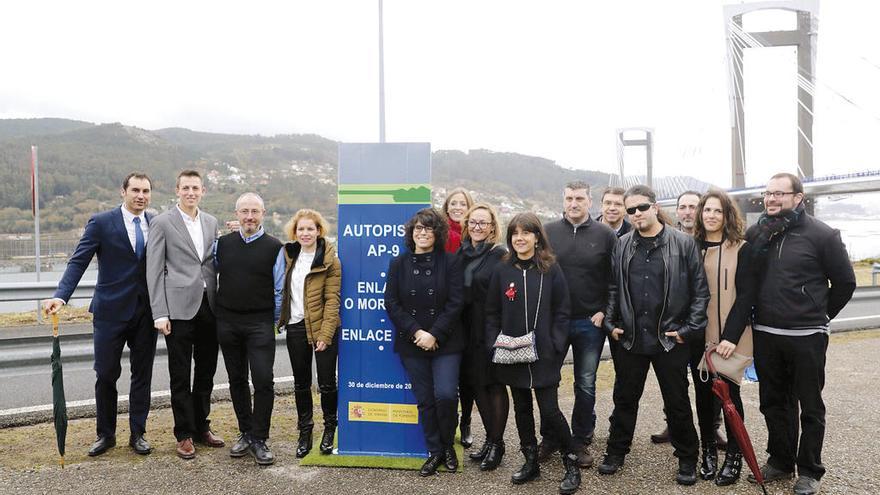 Miembros del cuerpo técnico responsable de la obra posan ayer delante del mojón conmemorativo. // J. L.