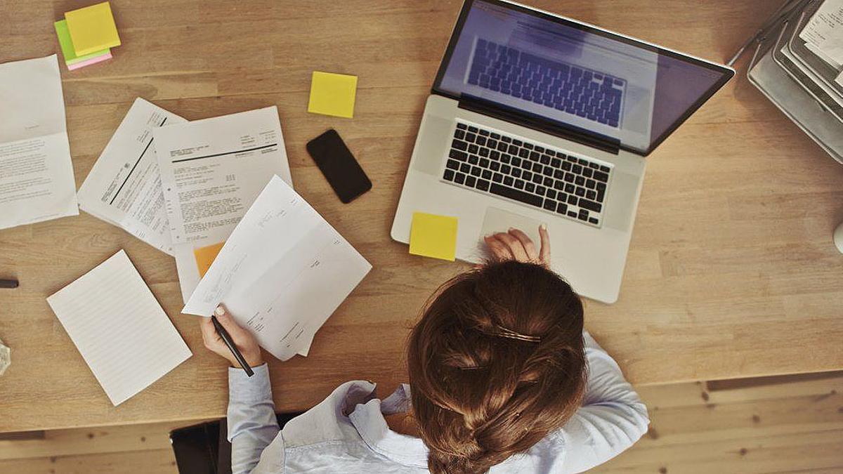 Una mujer prepara un examen on line.