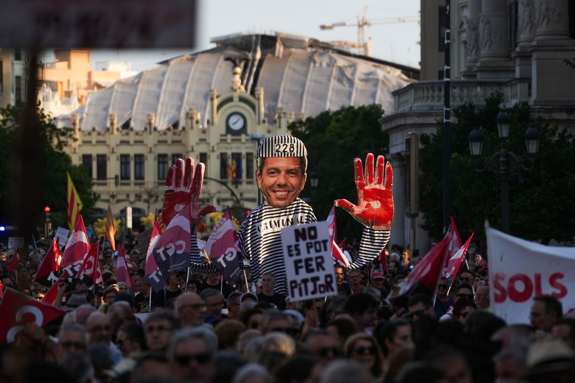 Decenas de personas durante una manifestación para reclamar la dimisión del presidente de la Generalitat, Carlos Mazón, a 29 de junio de 2025, en Valencia, Comunidad Valenciana (España). Esta es la octava manifestación que se realiza para pedir la dimisión del presidente de la Generalitat por su gestión de la dana, que arrasó la provincia de Valencia el pasado 29 de octubre, dejando más de 200 víctimas mortales y miles de afectados. Está convocada por más de 200 entidades cívicas, sociales y sindicales, las asociaciones de víctimas, los Comités Locales de Emergencia y Reconstrucción (CLER) y el Acuerdo Social Valenciano. 29 JUNIO 2025 Jorge Gil / Europa Press 29/06/2025. Jorge Gil;