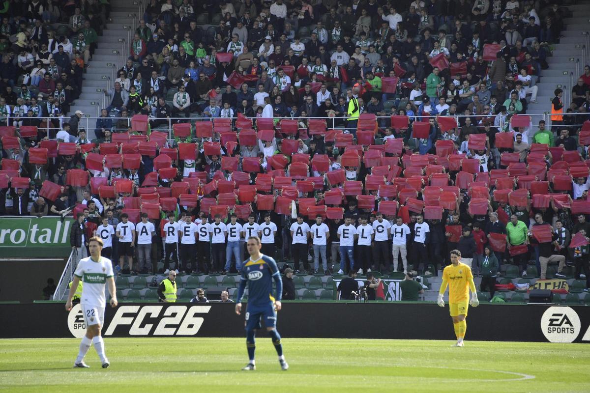 La grada de animación protesta contra el comité arbitral.