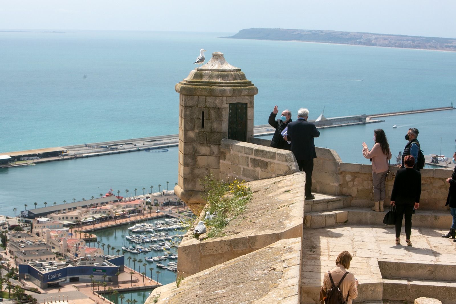 Preparativos en el Castillo de Santa Bárbara para la llegada de la Santa Faz