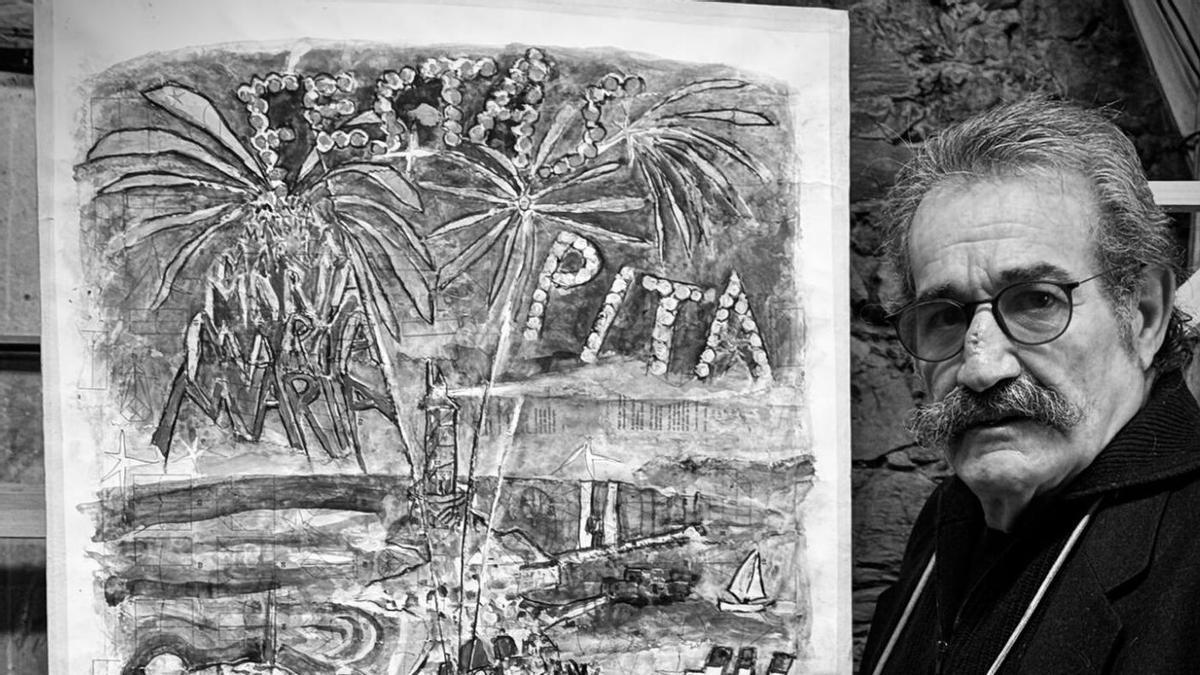 El pintor Correa Corredoira posa junto al carte de las fiestas de María Pita.