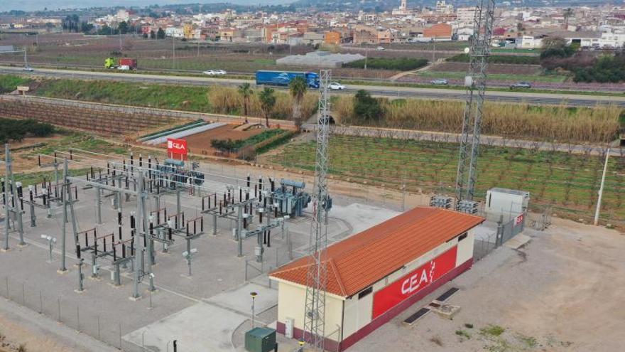 Operarios de la entidad
en una torre eléctrica en
una imagen de 2012. cea |