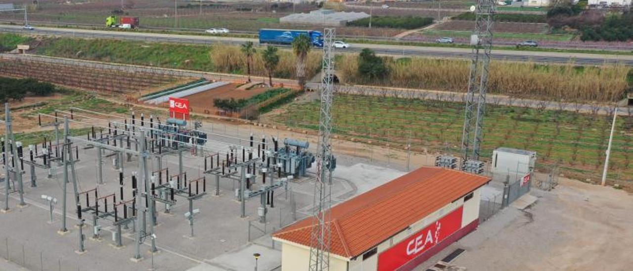 Operarios de la entidad 
en una torre eléctrica en 
una imagen de 2012.  cea |