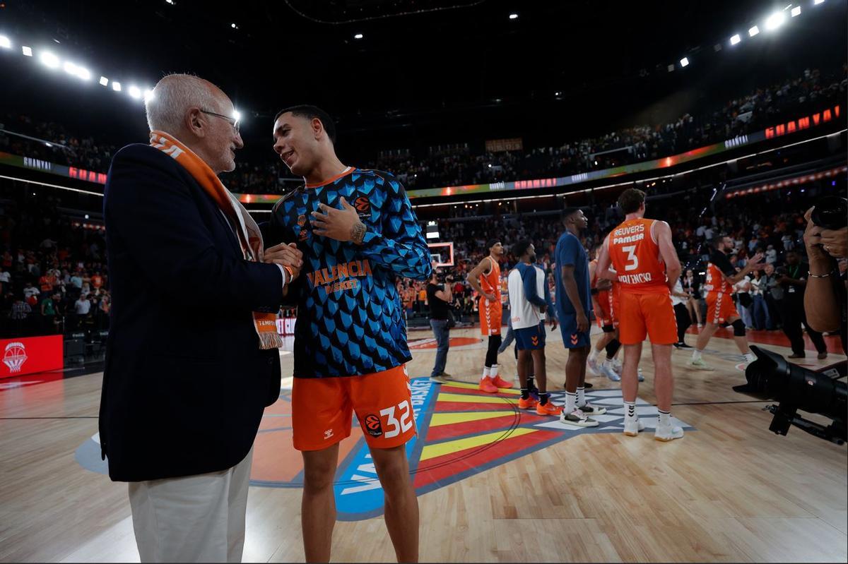 Isaac Nogués, con Juan Roig tras el partido de Euroliga contra la Virtus en el Roig Arena.