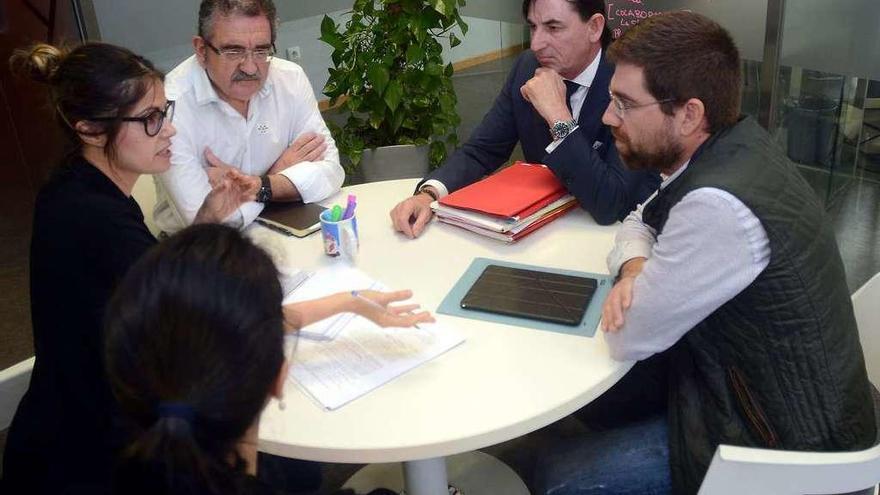 Reunión de ayer de Gulías con los tres representantes empresariales. // Rafa Vázquez