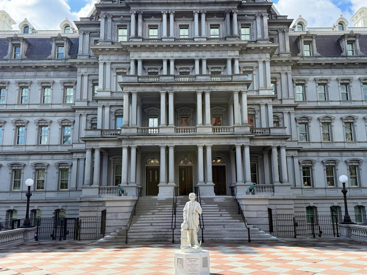 WASHINGTON, 23/03/2026.- El presidente de Estados Unidos, Donald Trump, ha instalado una estatua de Cristóbal Colón en los terrenos de la Casa Blanca en una decisión más de su política de considerar al explorador como un héroe y acabar con las decisiones 'woke' de borrado de su papel en la historia y de retirar monumentos en su honor en todo el país. La estatua se encuentra frente al Edificio de Oficinas Ejecutivas Eisenhower, y puede verse desde la Avenida Pennsylvania NW y la Calle 17 NW. EFE/ Jairo Mejía