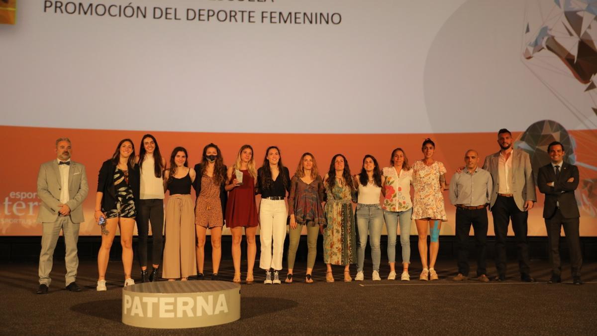 Sagredo y Mora junto a las jugadoras Club Voleivol Paterna Liceo.