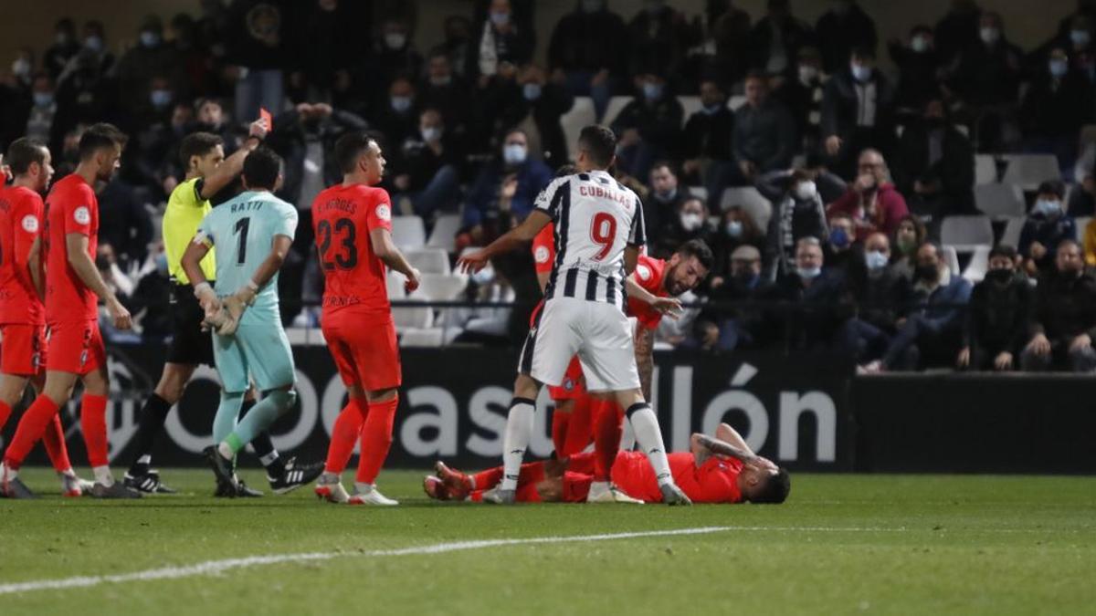 Momento en el que Usón Rogel, el colegiado del encuentro, enseña la cartulina roja a Kone, con el lateral Dani Morer tendido sobre el césped.