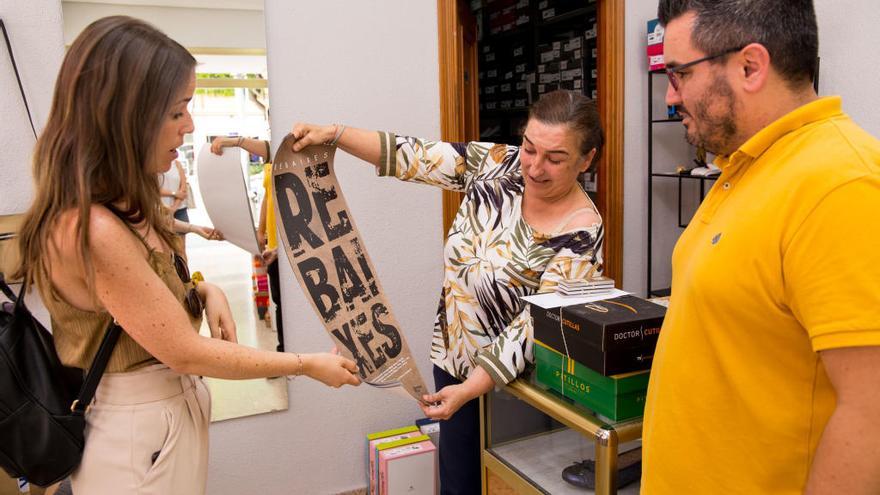 Los comercios de Mislata promocionan sus rebajas con carteles en valenciano