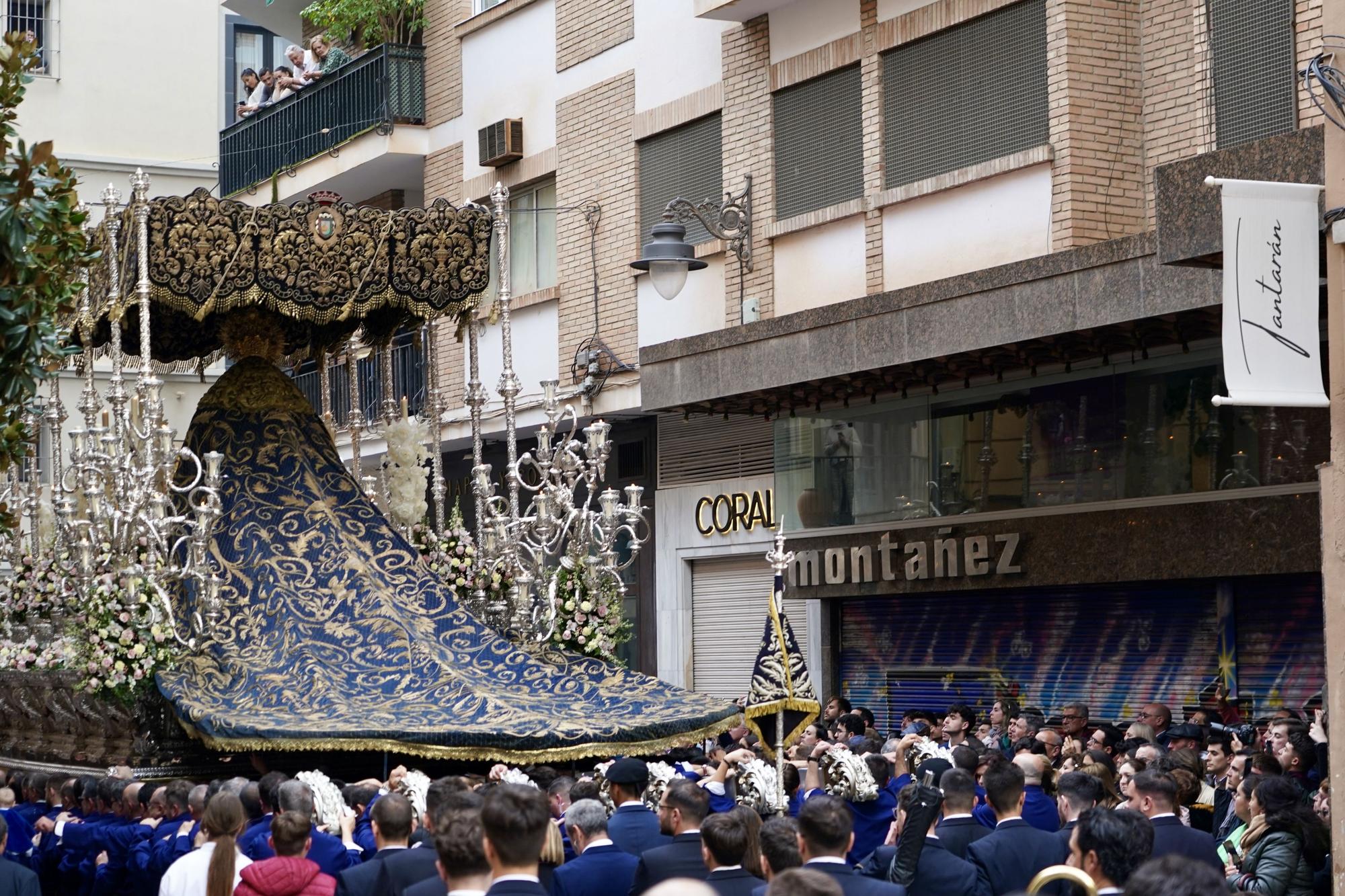 Salida procesional de la cofradía de la Sagrada Cena de Málaga, el Jueves Santo.