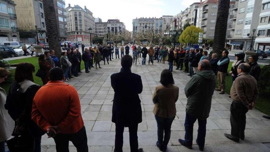 El minuto de silencio realizado en Vilagarcía en homenaje a las víctimas del atentado en Bélgica. // Iñaki Abella