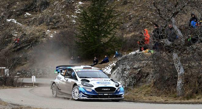 El piloto finlandés Teemu Suninen y su copiloto Jarmo Lehtinen conducen su Ford Fiesta WRC, durante la etapa SS4 Saint-Clement - Freissiniere de la 88ª carrera de rally de Montecarlo.