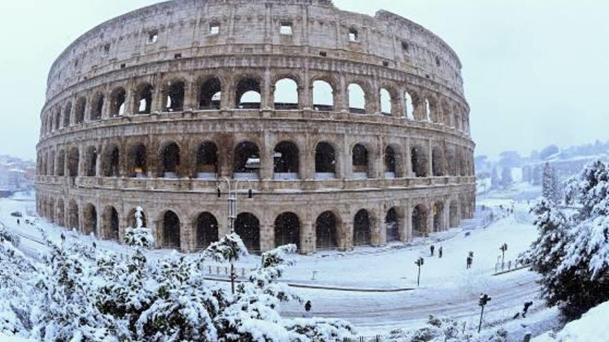 Roma queda parcialment paralitzada per la pitjor nevada en sis anys