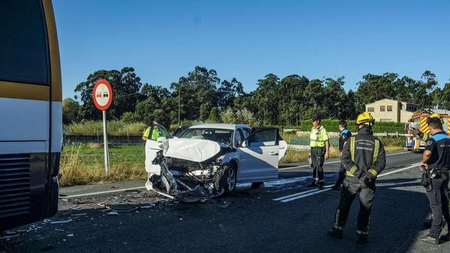 Estado en el que quedó un vehículo tras colisionar con un bus escolar el mes pasado en Vilanova de Arousa.