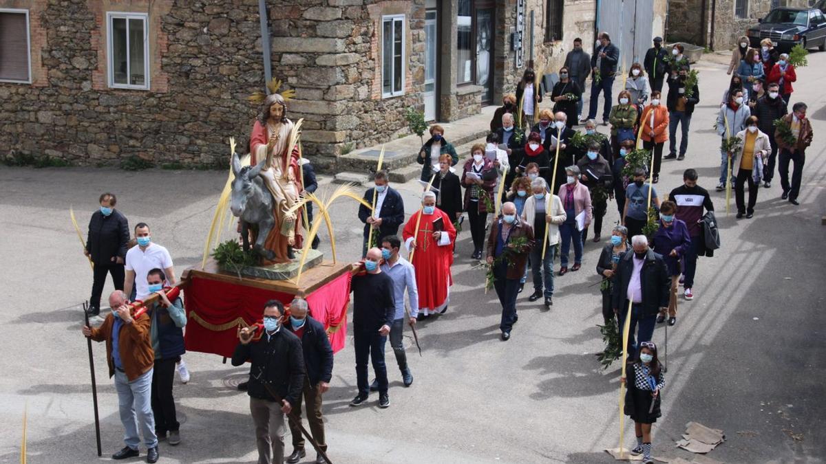 Procesión del Domingo de Ramos por las calles de Mombuey. | Araceli Saavedra