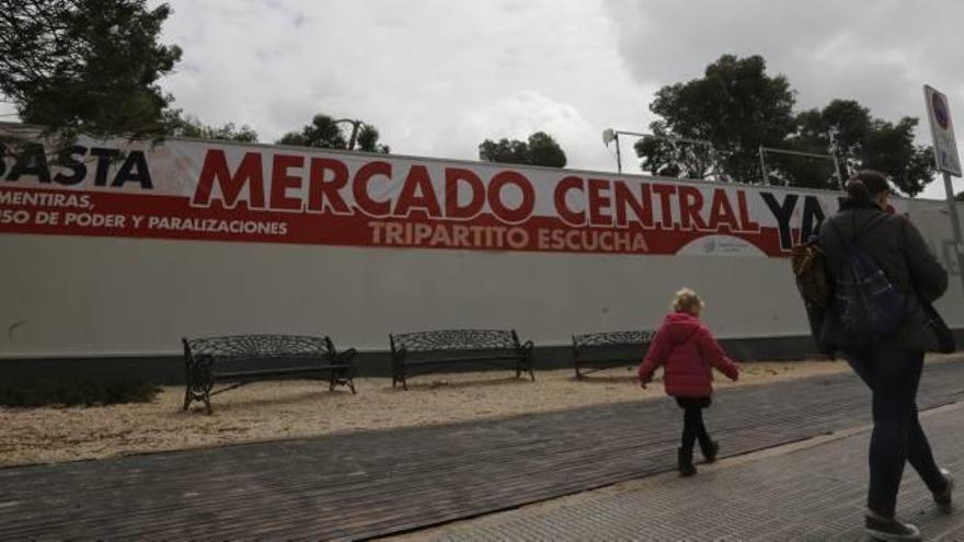 La pancarta colgada en el edificio del mercado provisional, en la avenida de la Comunitat Valenciana, exigiendo el proyecto y acusando al tripartito de mentir.