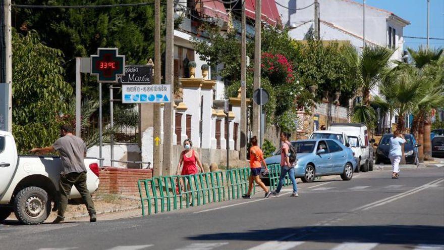 Vecinos pasean en una calle del barrio de Cerro Muriano.