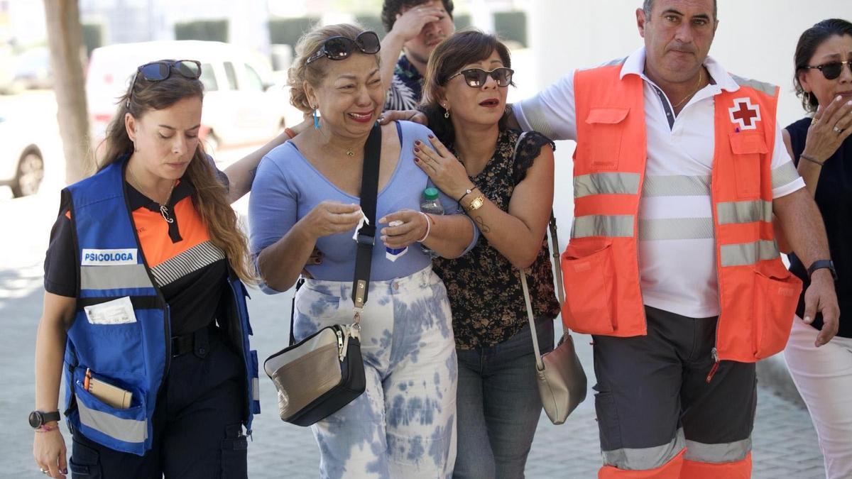 FAMILIARES DE LOS AFECTADOS EN EL INCENDIO DE LA DISCOTECA TEATRE EN MURCIA. FOTO JUAN CARLOS CAVAL