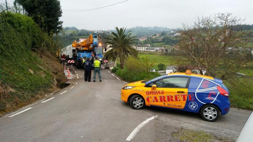 Exigen al Ayuntamiento que tome medidas para evitar el atasco de camiones en Cenero