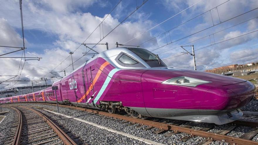 El tren violeta de Renfe ya rueda por Galicia