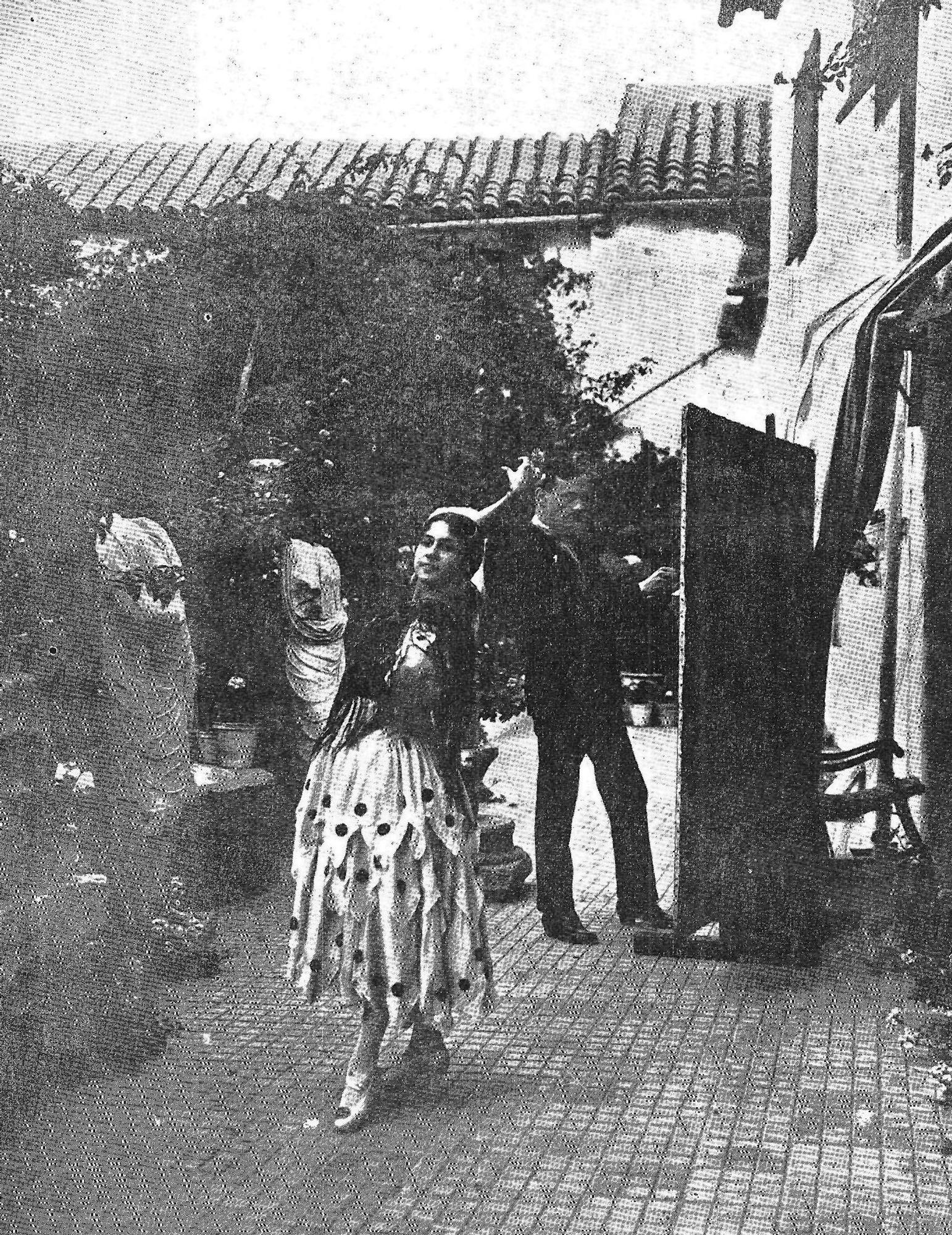 1918 Julio Romero de Torres pintando en el patio de su casa.jpg