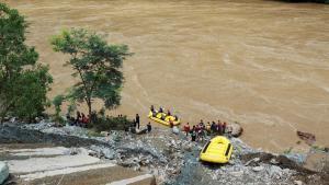 Labores de búsqueda de víctimas en Nepal tras autobuses accidentados por las lluvias.