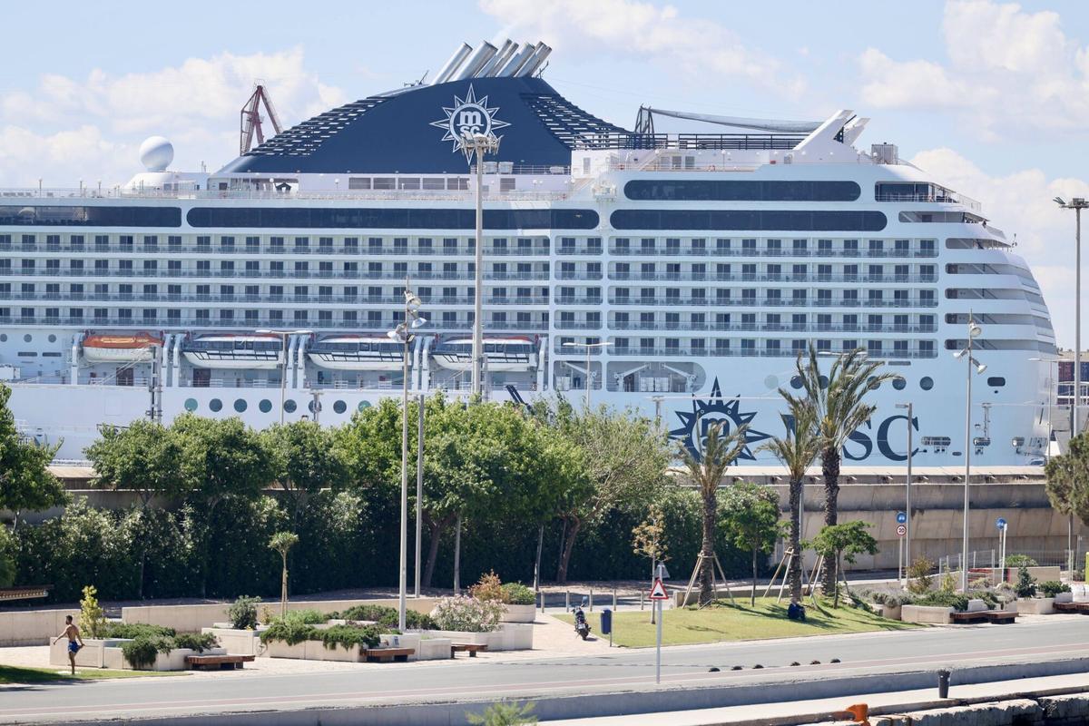 Valencia. Puerto de Valencia Un crucero de turistas atraca en el muelle de cruceristas MSC Música Turismo VLC