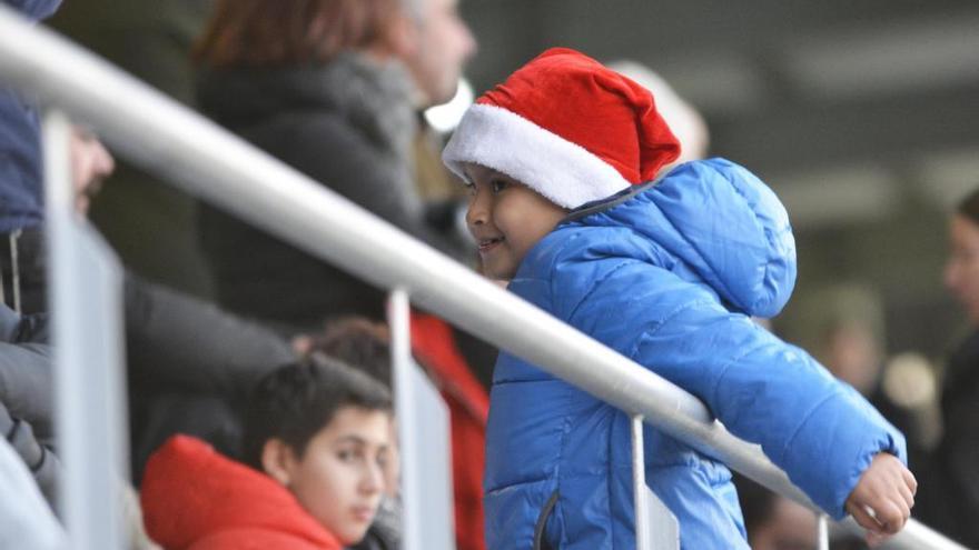 Un niño abrigado con un gorro en A Coruña.