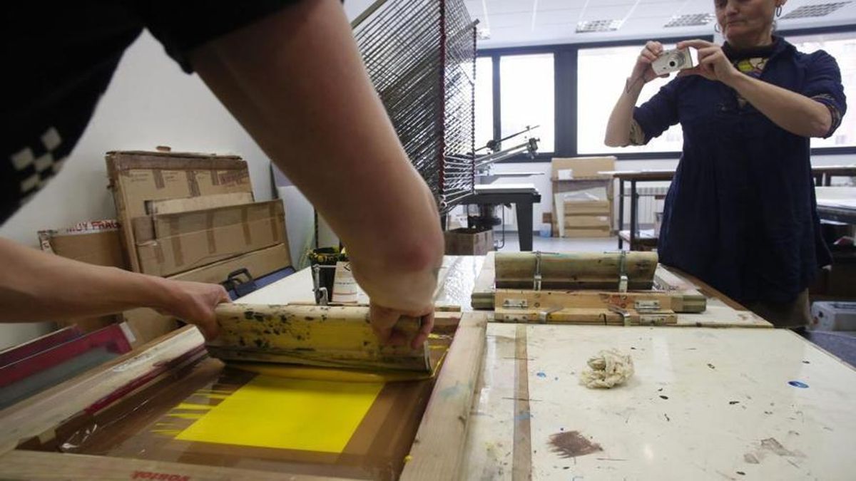 Alumnos del taller de serigrafía de Aulas Populares en una imagen de archivo