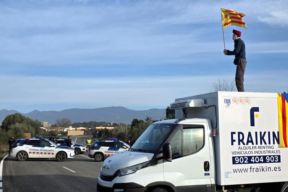 Al fons, la base militar de Sant Climent Sescebes.