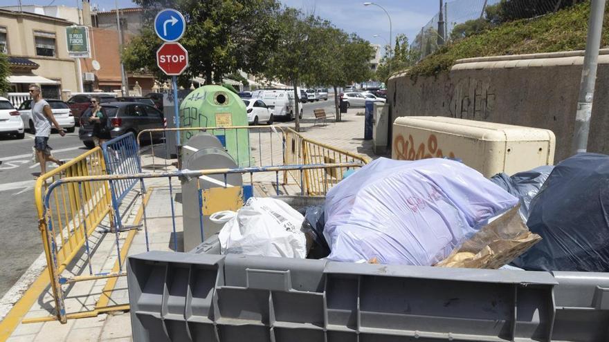 La avería de contenedores subterráneos en el camino de la Colonia Romana de Alicante indigna a los vecinos