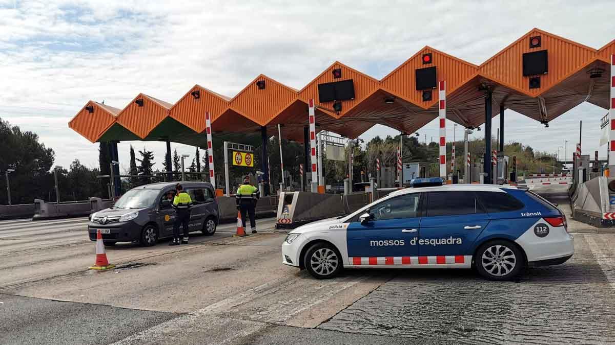 Control de los Mossos en la AP-7 en el peaje de la Roca del Vallès durante el estado de alarma.