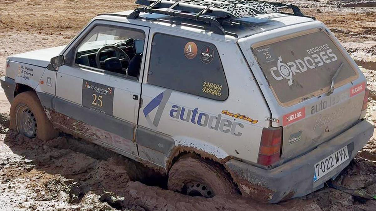 El vehículo de Iglesias y Gomis atrapado en el barro en una de las etapas.