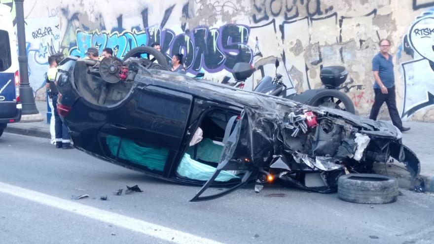 Aparatoso accidente en València: un coche se estrella a gran velocidad junto al túnel de Blanquerías