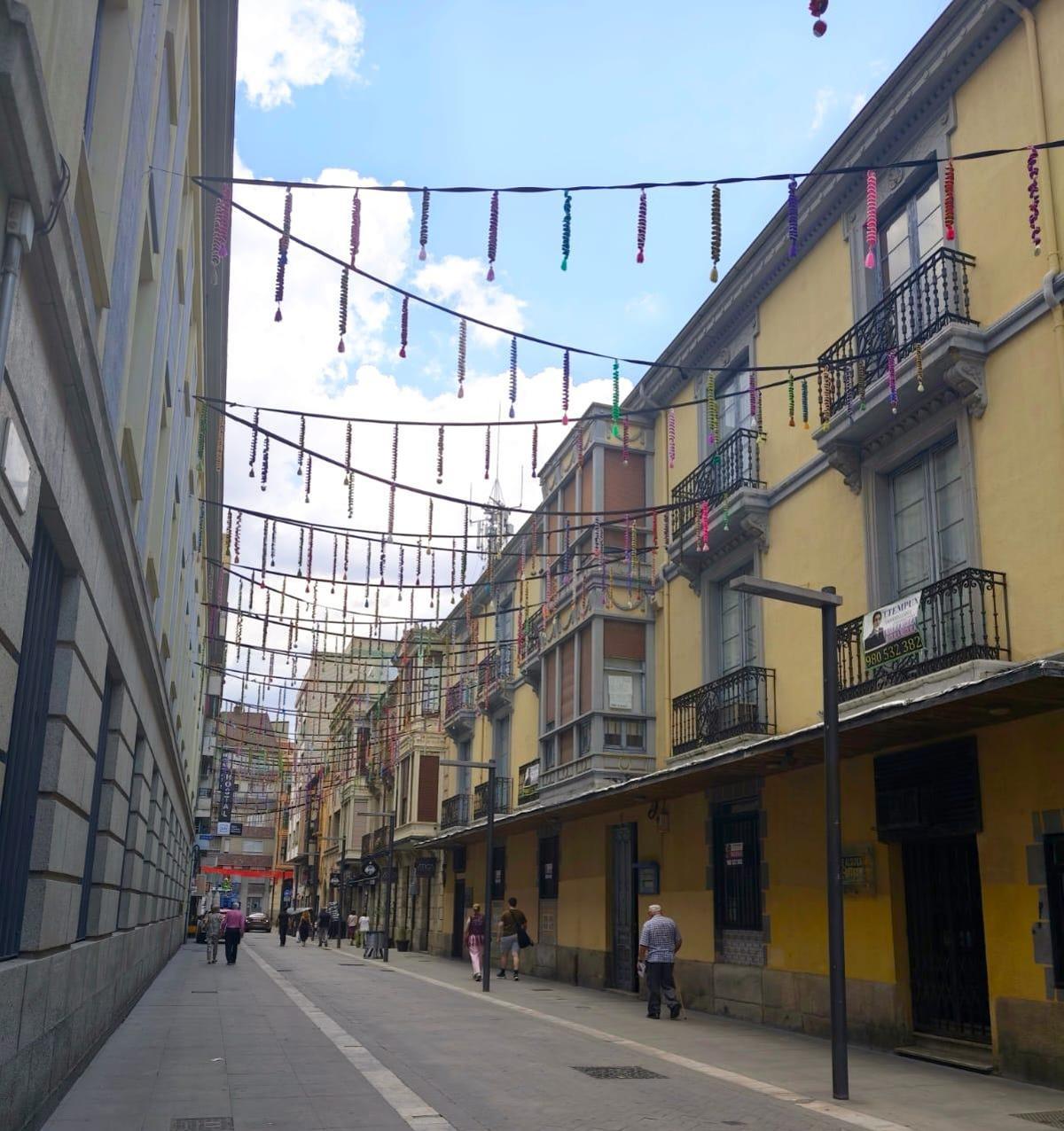 La calle Benavente adornada con las espirales de viento.