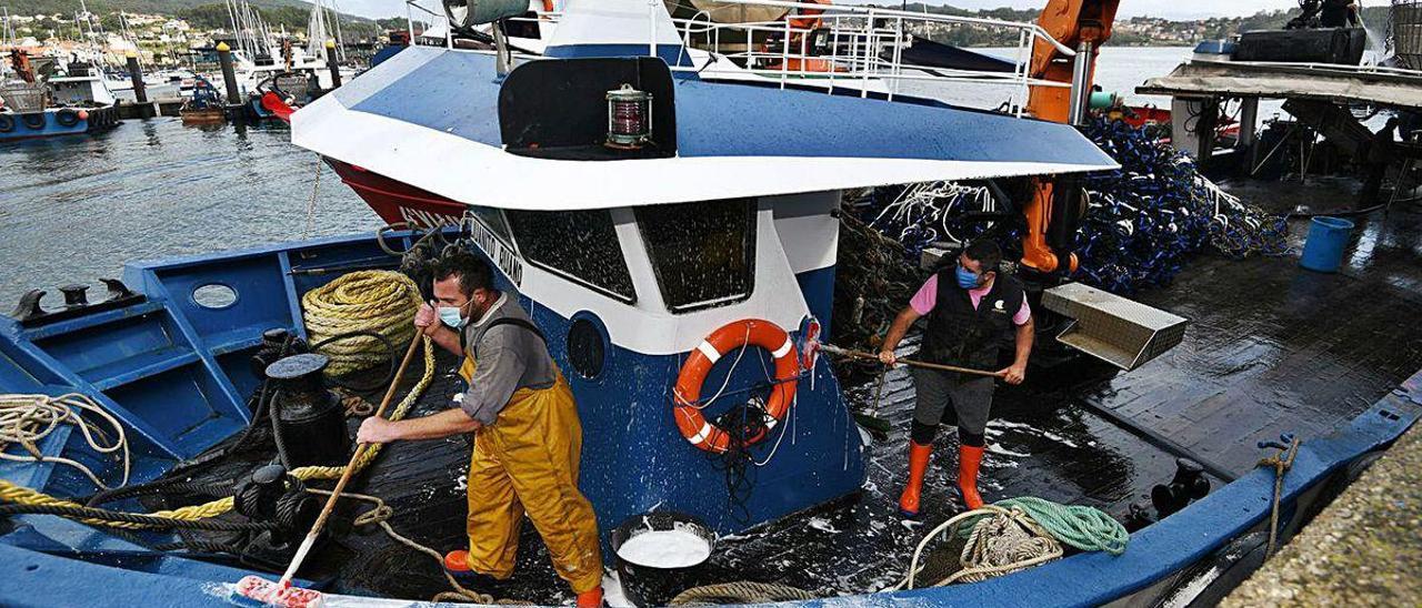 Pescadores realizando tareas de limpieza.