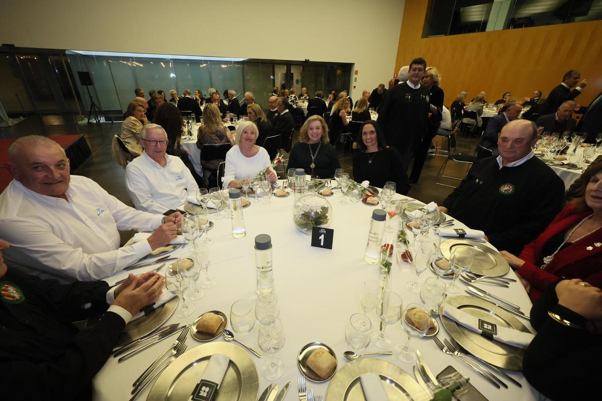 Galería de imágenes: La Filà d'En Trilles recibe el Voladoret d'Or de la Colla del Rei Barbut