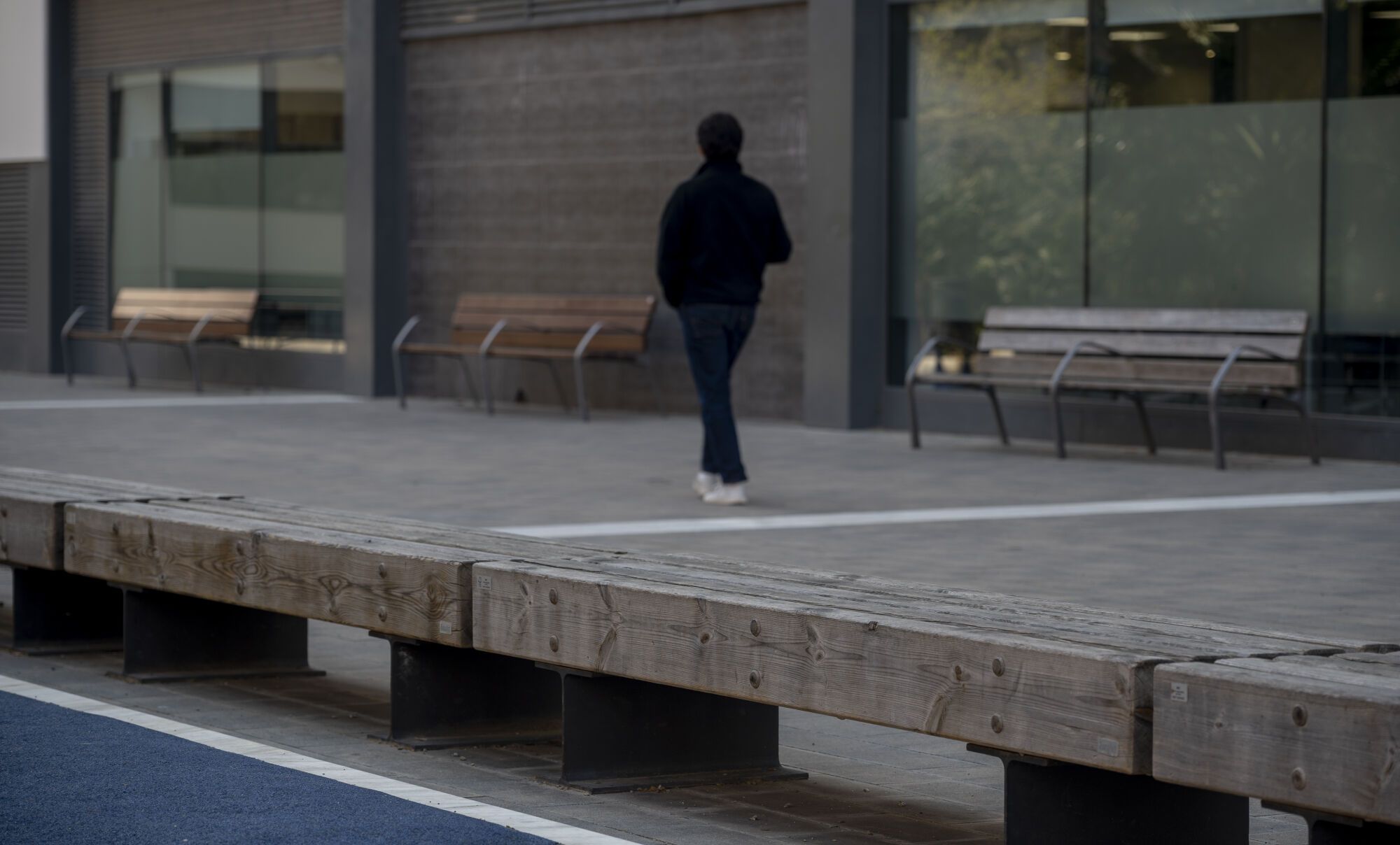 Barcelona diversifica el mobiliario en sus calles: bancos, sillas, tumbonas y mucho más