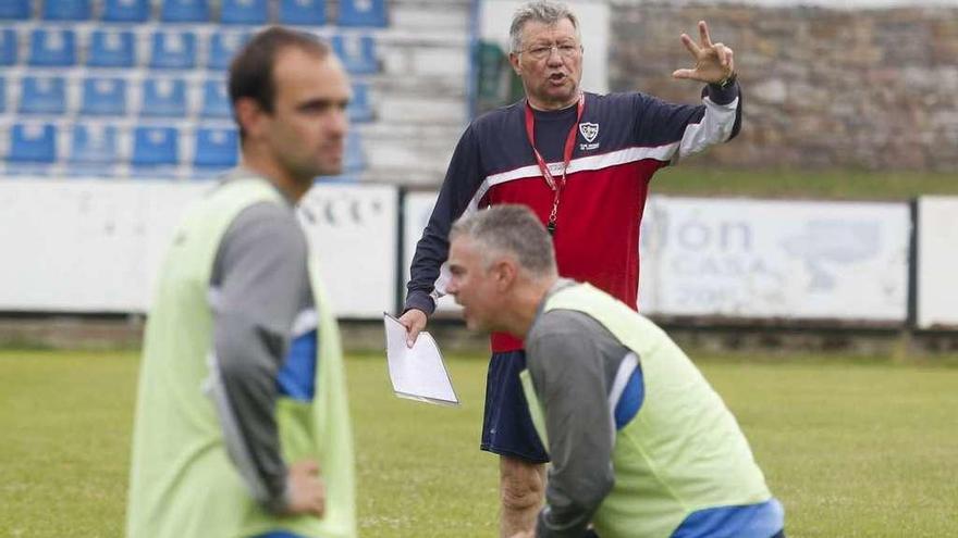 Adolfo Pulgar, con Guaya y Boris en primer término, en un entrenamiento en Miramar.