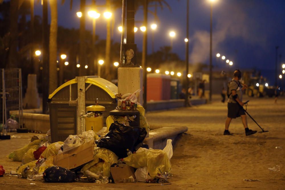 Recogida de residuos en la noche de San Juan en València
