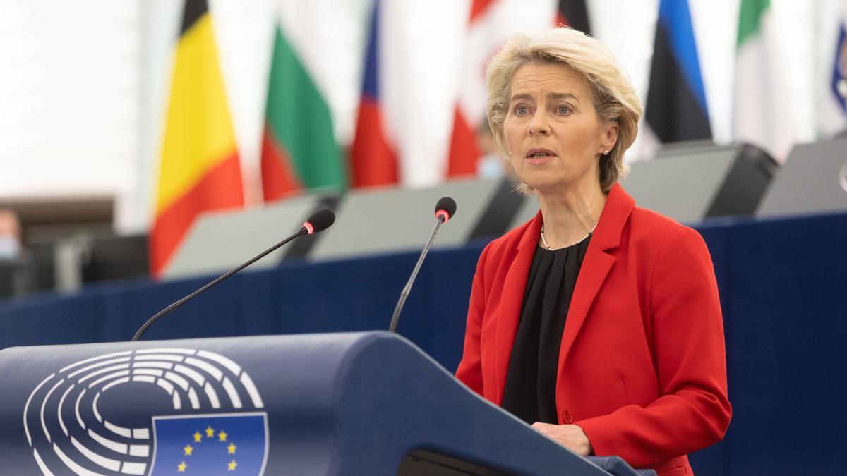 La presidenta de la Comissió Europea, Urusula Von der Leyen, durant el debat al Parlament Europeu