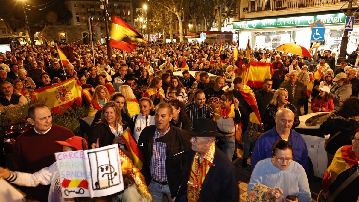 Vecinos de Cartagena protestan en la calle por el acuerdo de PSOE y Junts.