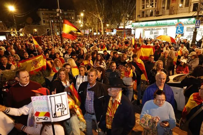 Vecinos de Cartagena protestan en la calle por el acuerdo de PSOE y Junts.