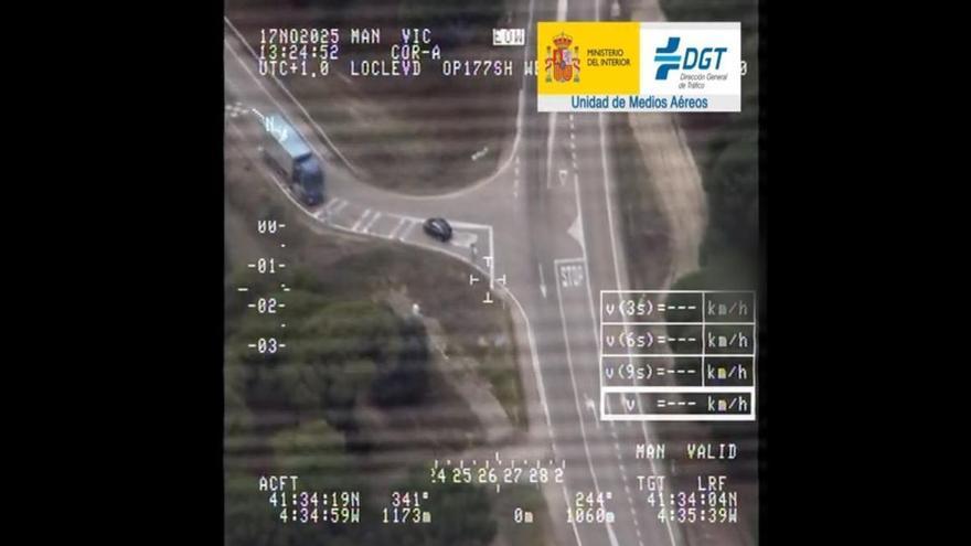 Un conductor se salta un stop, invade dos carriles, circula en sentido contrario y casi choca contra un camión: la cámara de la DGT lo graba todo