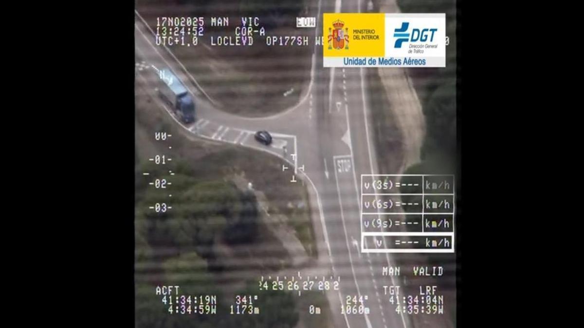 El conductor se salta un stop, invade el carril contrario y casi choca contra un camión
