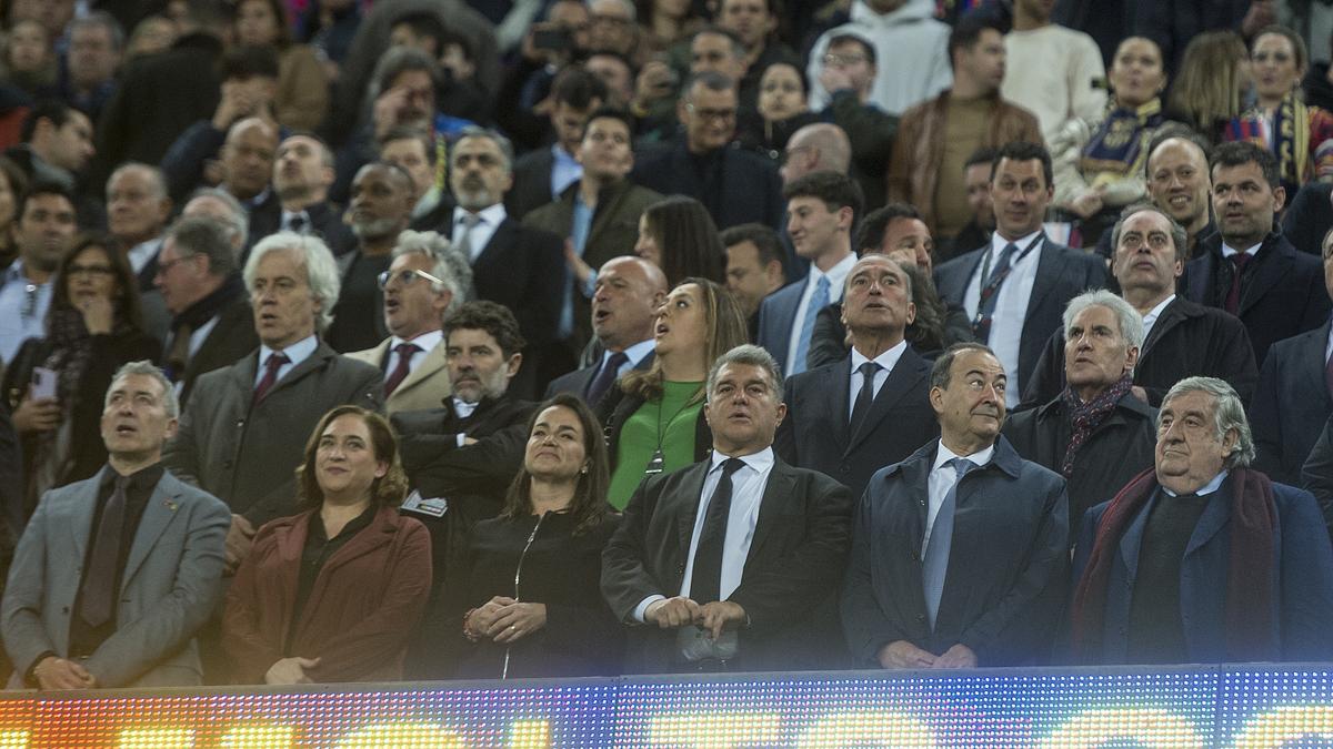 Joan Laporta junto a la alcaldesa Ada Colau en el palco del Camp Nou